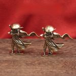 Retro Bronze Knight Figure Creative Desktop Decoration Chinese Martial Arts Style Heroine Sculpture Custom Metal Craft Ornament