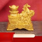 Lucky Money Overflow Golden Horse Bearing Treasure Ornaments Rotating Display Piece Wealth Brings Business Opening Gifts Living Room Decor
