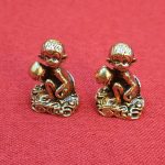 Aged Brass Monkey Offering Peach Desktop Decoration Miniature Sculpture Brass Tea Pet Gift Custom Metal Craft Ornament