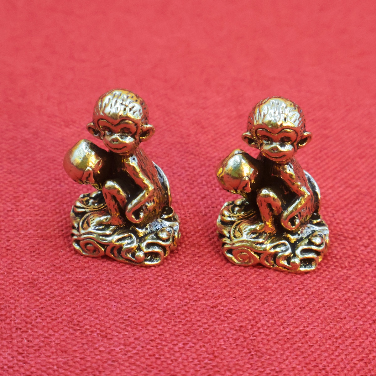 LA-829749870720_img0 Aged Brass Monkey Offering Peach Desktop Decoration Miniature Sculpture Brass Tea Pet Gift Custom Metal Craft Ornament - Image 1