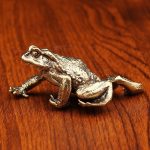 Bronze Frog Figurine Small Metal Pure Copper Amulet Office Home Decorations Gold Toad Display Custom Metal Medal Badge