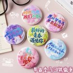 Creative Student Greeting Text Badge High Aesthetic Value 58mm Tinplate Badge Wholesale Custom Metal Medal Badge
