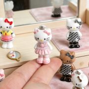 Customizable Decorative Resin Cartoon KT Cat Keychain Bag Pendant 3D Resin Craft Small Tabletop Car Decoration Ornaments - Image 2