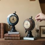 Fashionable Creative Resin Home Decorations Customizable Retro Earth Clock Tabletop Craftwork for Living Room