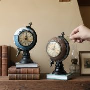 Fashionable Creative Resin Home Decorations Customizable Retro Earth Clock Tabletop Craftwork for Living Room